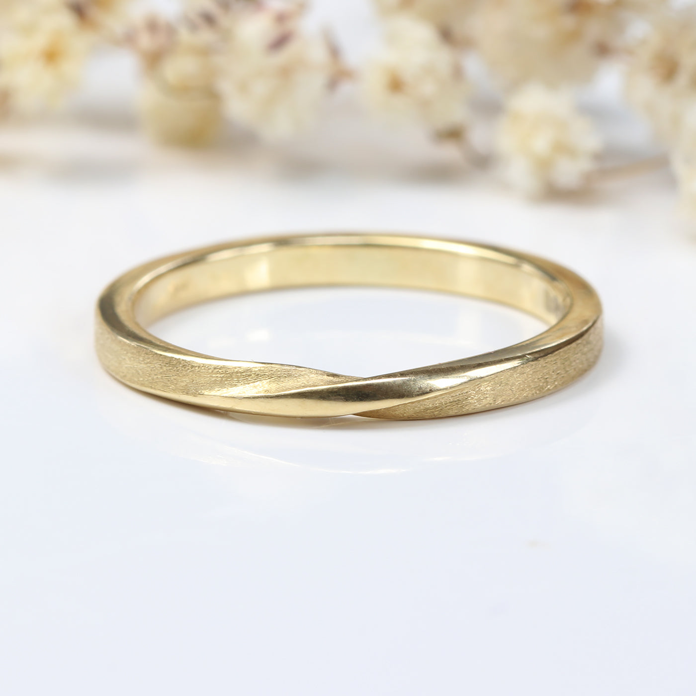 18ct Gold Slim 2mm Spun Silk Ribbon Twist Wedding Ring – Size L (Resize G – L 1/2)