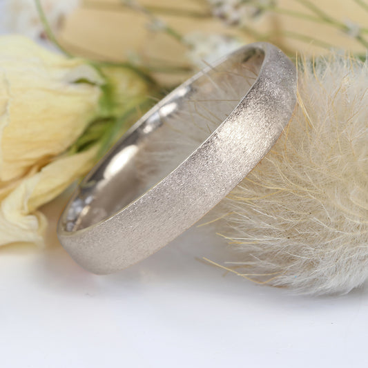 18ct White Gold Spun Silk 4mm Comfort Fit (Court) Wedding Ring