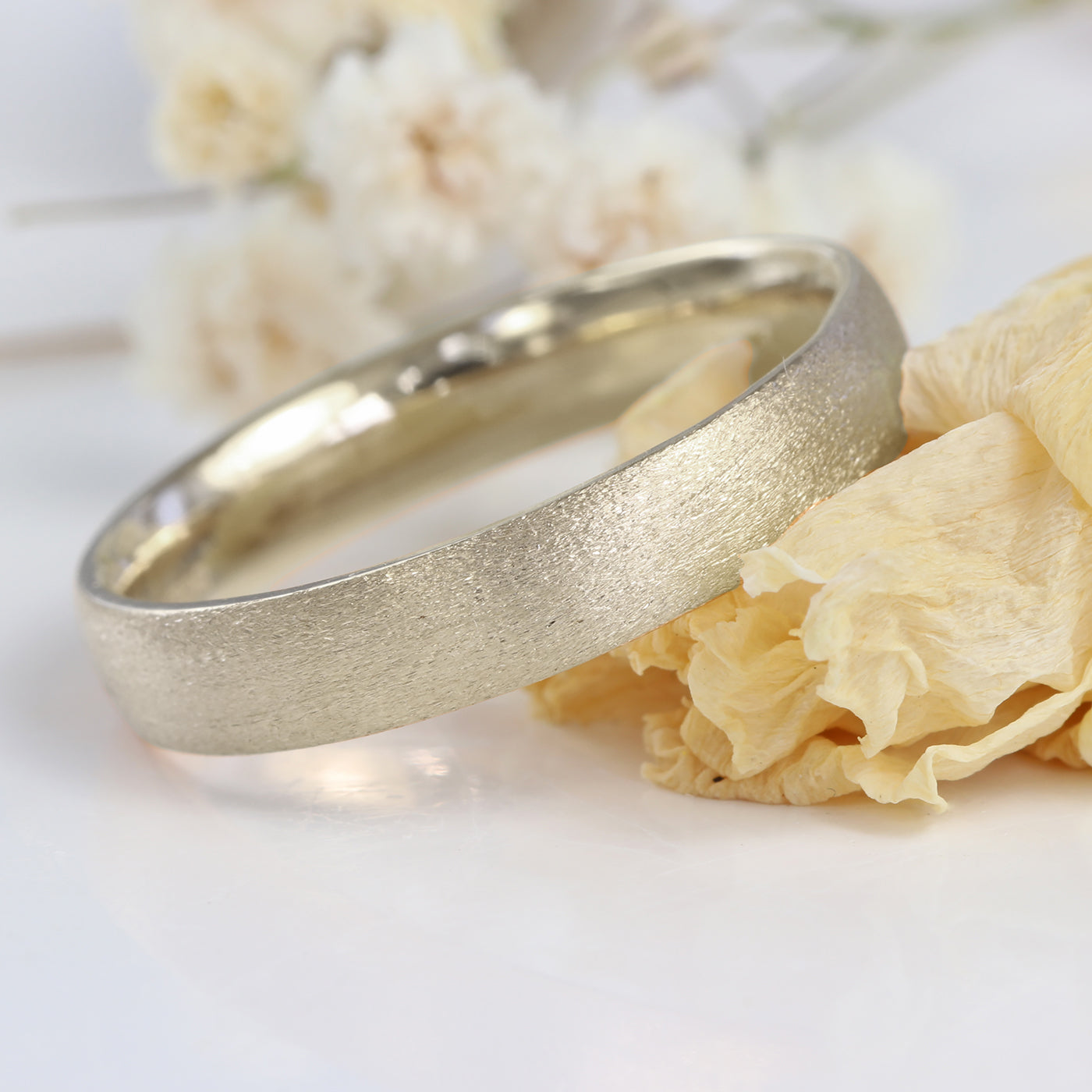 18ct White Gold Spun Silk 4mm Comfort Fit (Court) Wedding Ring