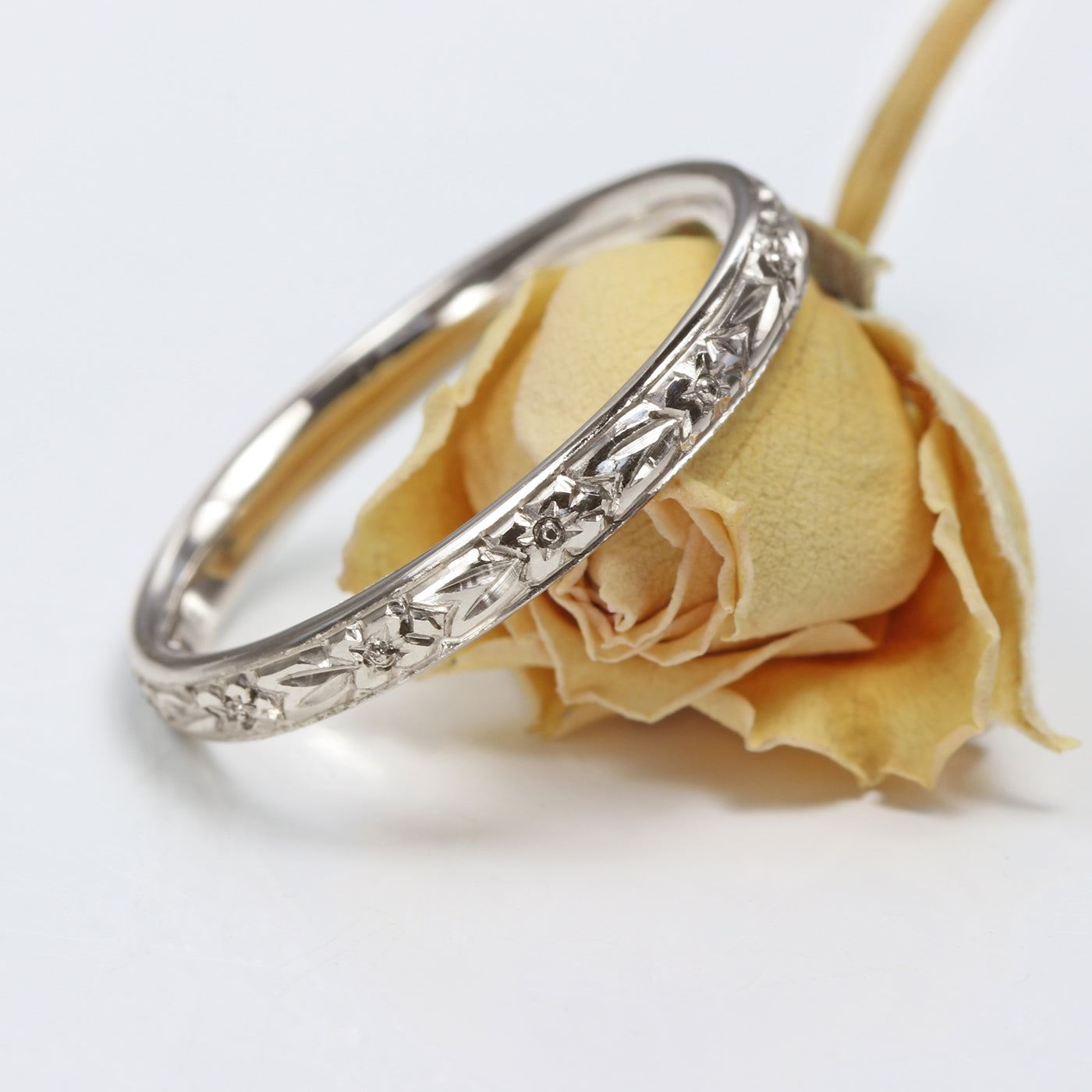 18ct White Gold Orange Blossom Engraved 2.5mm Comfort Fit Court Wedding Ring