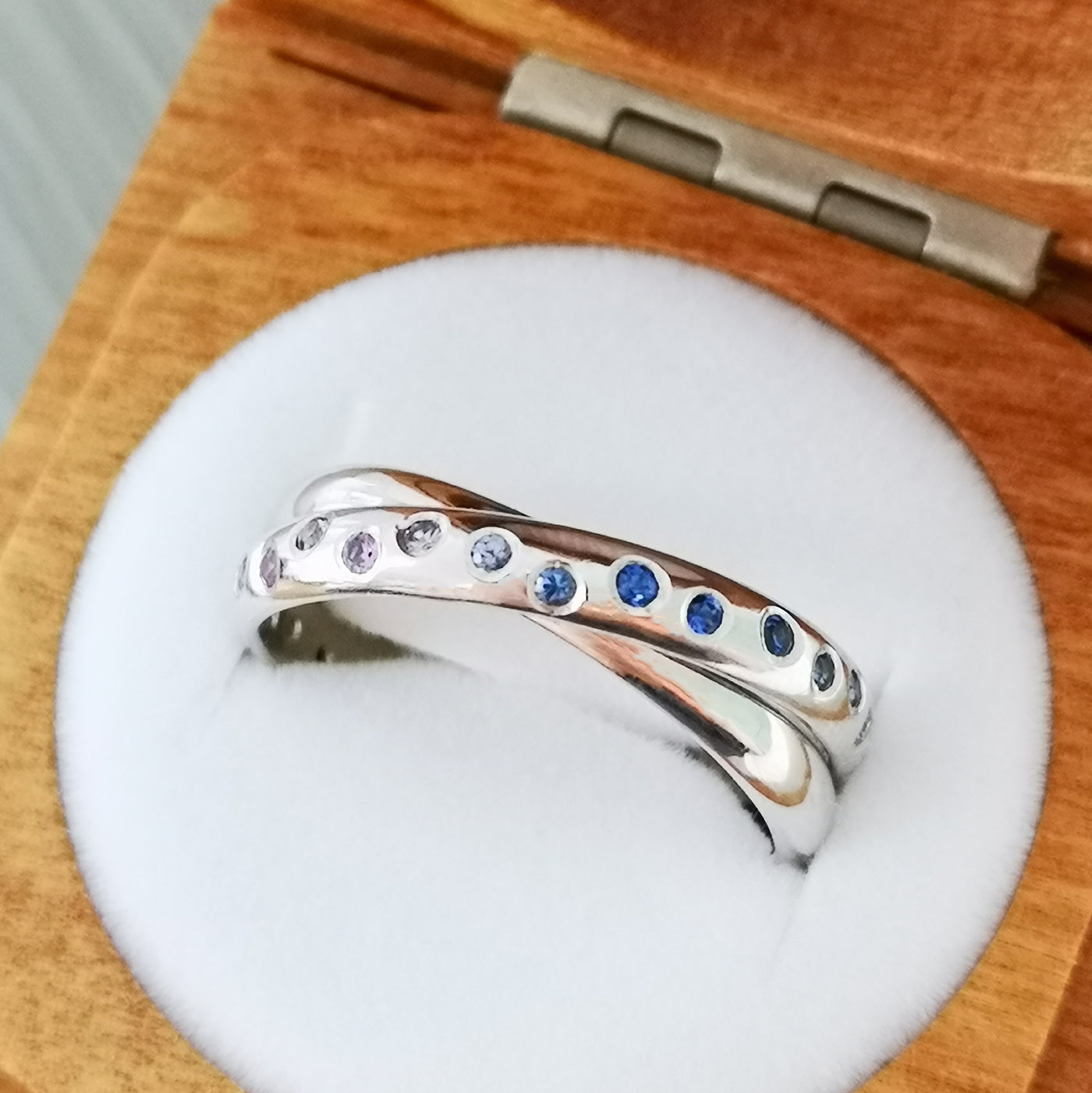 Ombré Fancy Sapphire Rolling Ring in 18ct White Gold