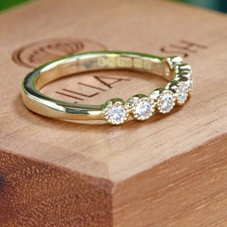 Seven Diamond Milgrain Engraved Wedding Ring in 18ct Gold