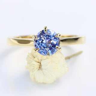 18ct gold Lavender blue sapphire solitaire engagement ring with white flower.