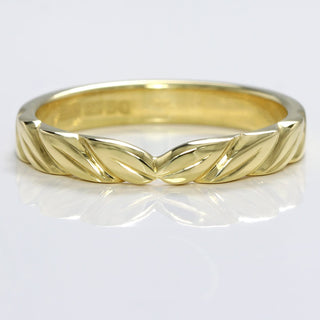18ct gold 3mm wide wedding band with hand engraved leaves at the front