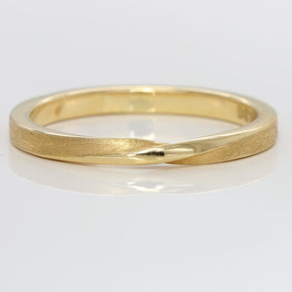 18ct gold slim ribbon twist wedding ring with spun silk finish on the band