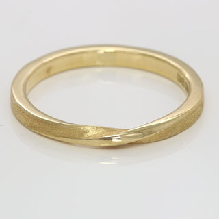 Ribbon twist 18ct gold wedding band with single twist at the front. 