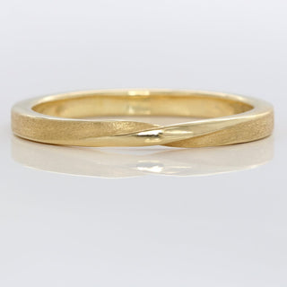 18ct gold ribbon twist wedding ring with textured finish