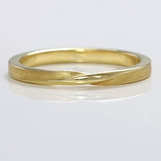 Slim 18ct gold ribbon twist wedding band with spun silk texture