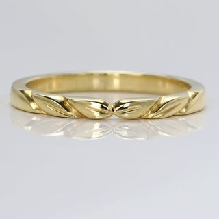 18ct gold slim wedding band with hand engraved leaves at the front