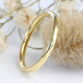 2.5mm wide slim court wedding band in 18ct gold
