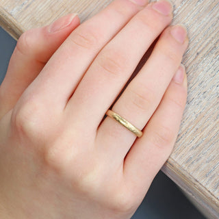 9ct gold 3mm court wedding band with hammered finish on the hand