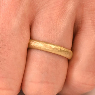 9ct gold 4mm court mens wedding band with hammered finish on the hand