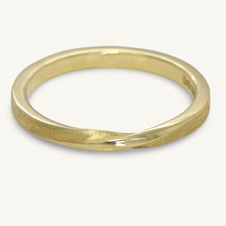 Ribbon twist 18ct gold wedding band with single twist at the front. 
