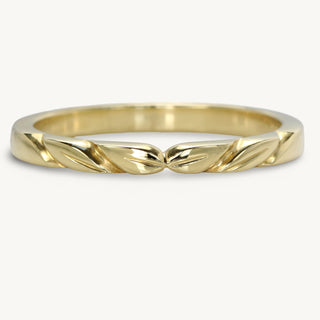 18ct gold wedding ring with hand engraved leaves at the front of the band