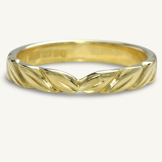 18ct gold 3mm wide wedding band with hand engraved leaves at the front