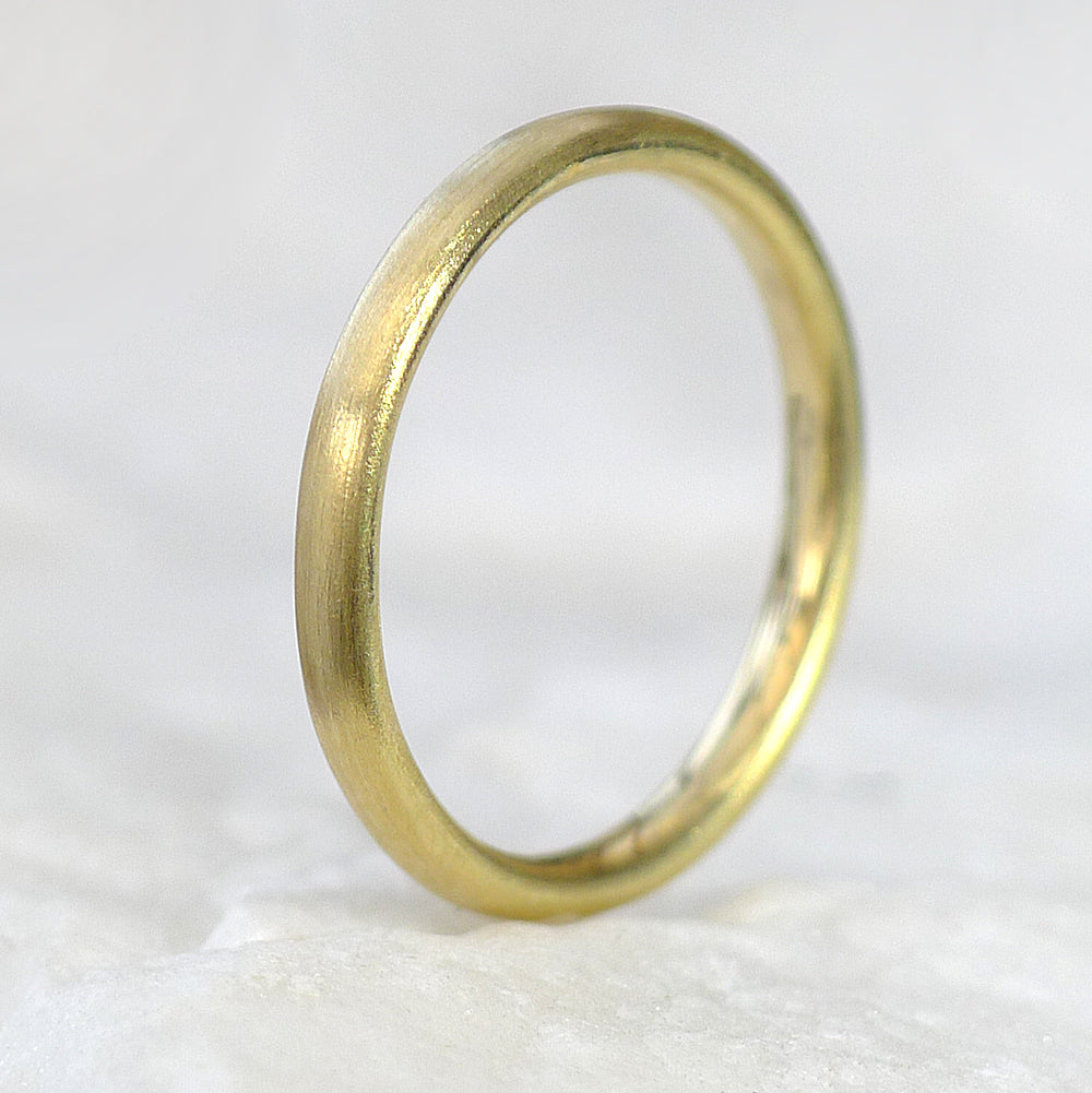 Comfort Fit Wedding Ring, Spun-silk Finish, in 18ct Yellow Gold
