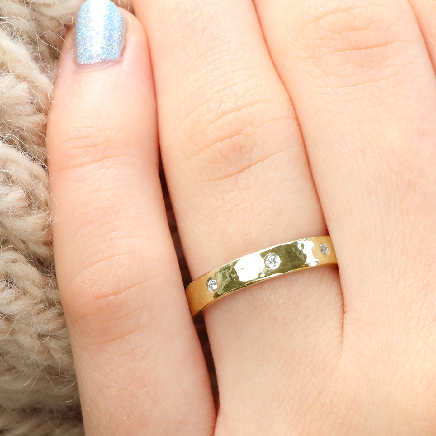 18ct Gold 3.5mm 8 Diamond Hammered Wedding Ring