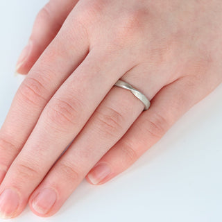 950 Platinum 3mm Spun Silk Ribbon Twist Wedding Ring (Size N, Resize G-N 1/2)