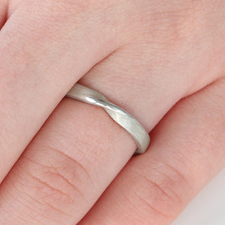 950 Platinum 3mm Spun Silk Ribbon Twist Wedding Ring (Size N, Resize G-N 1/2)