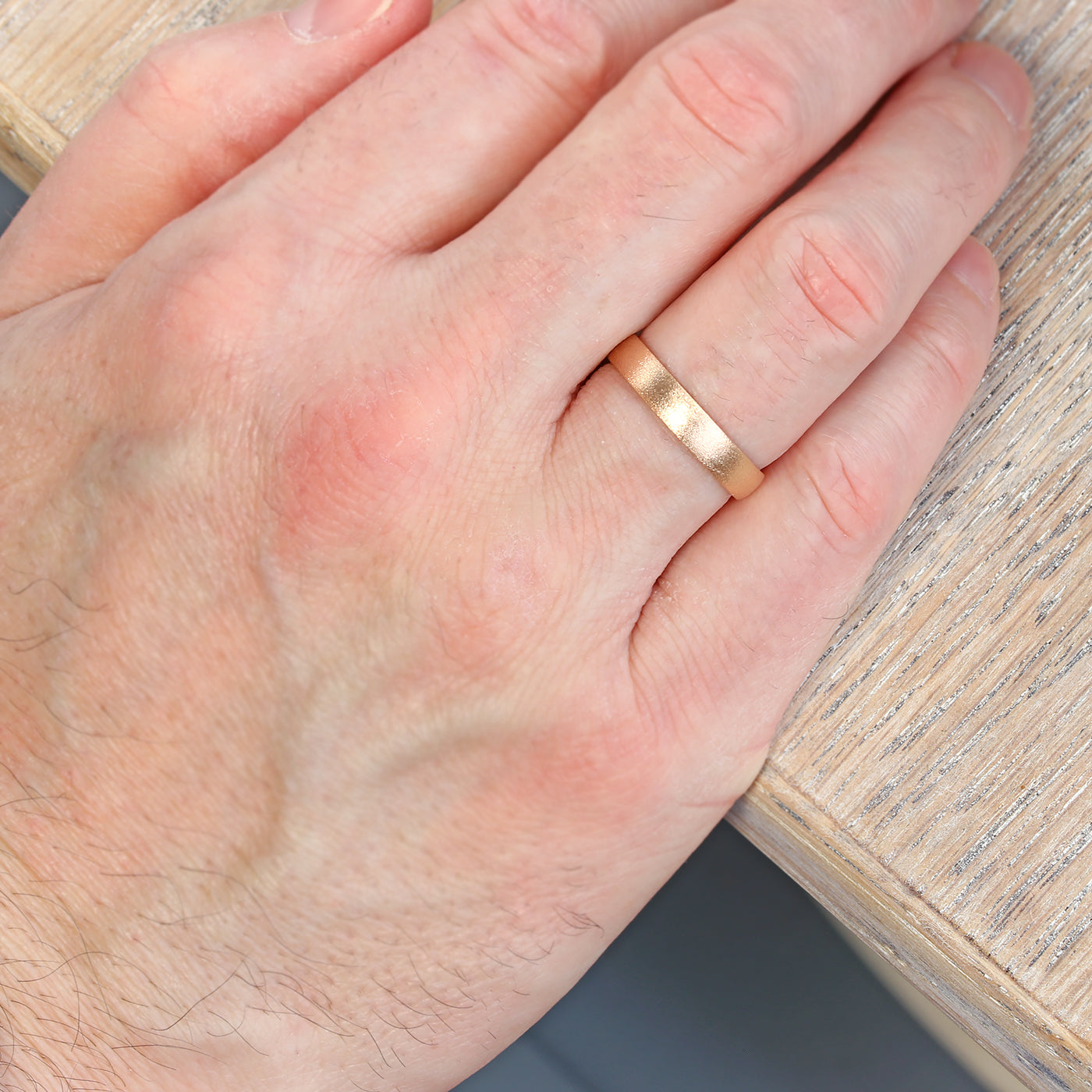18ct Gold 4mm Spun Silk Comfort Fit (Court) Wedding Ring