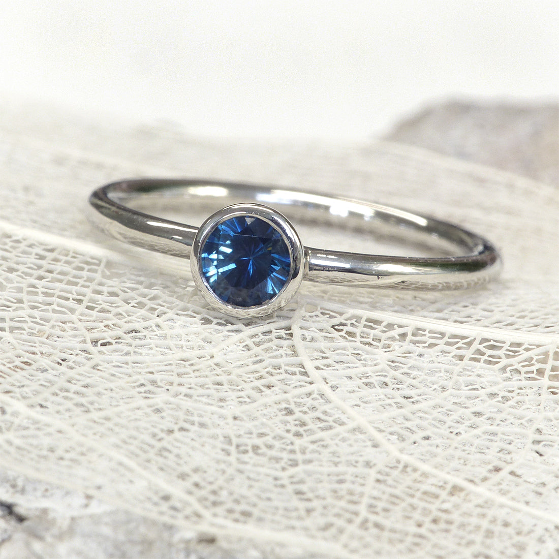 blue sapphire platinum ring