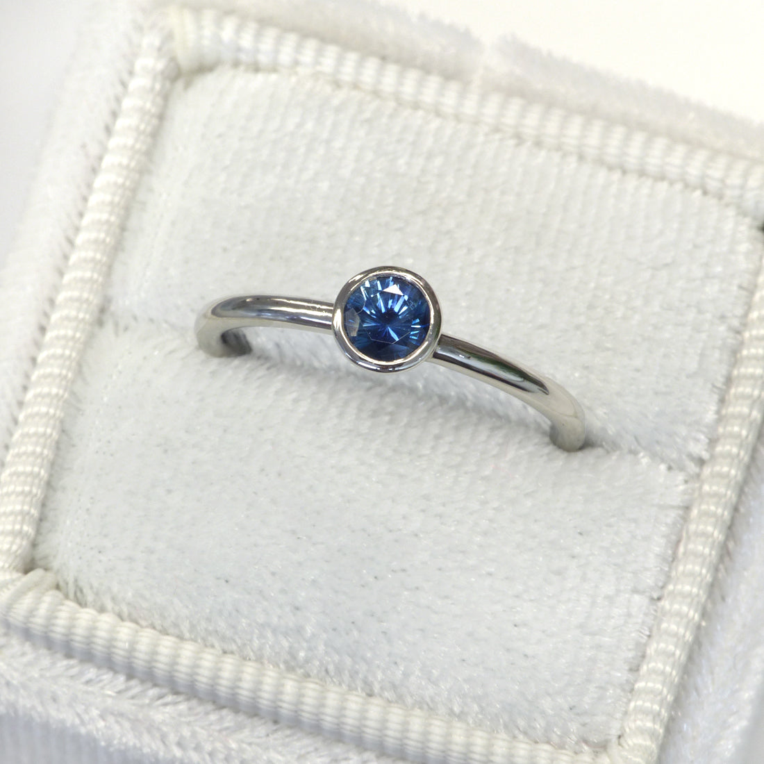 blue sapphire platinum ring