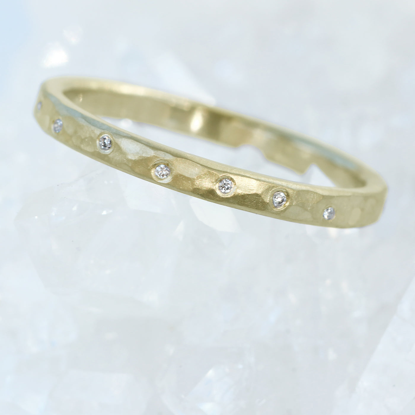 18ct Gold Slim Hammered 7 Diamond Studded Wedding Ring