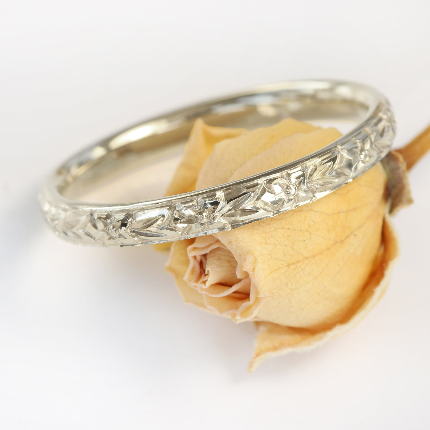 18ct White Gold Orange Blossom Engraved 2.5mm Comfort Fit Court Wedding Ring