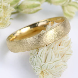 18ct Gold 4mm Spun Silk Comfort Fit (Court) Wedding Ring