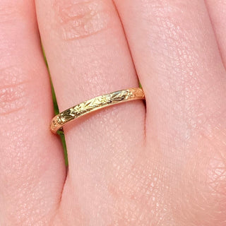 18ct Gold Orange Blossom Engraved 2.5mm Comfort Fit Court Wedding Ring