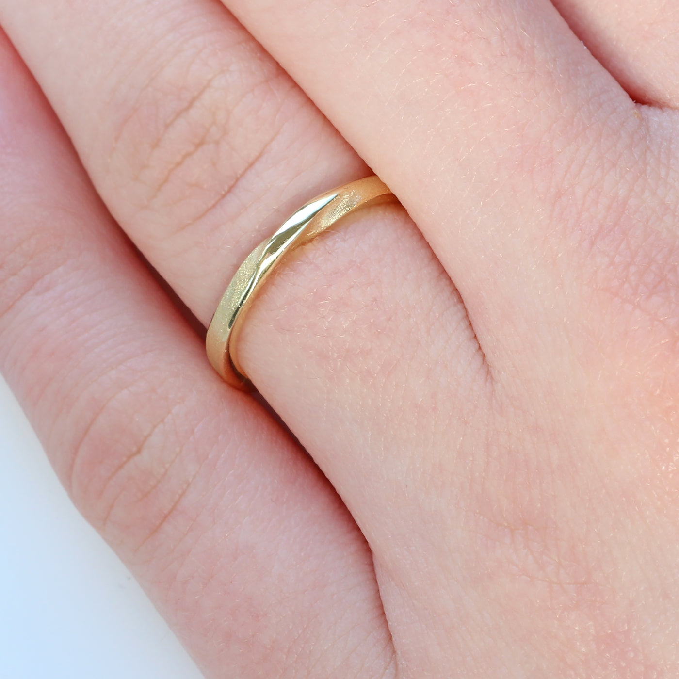 18ct Gold Slim 2mm Spun Silk Ribbon Twist Wedding Ring
